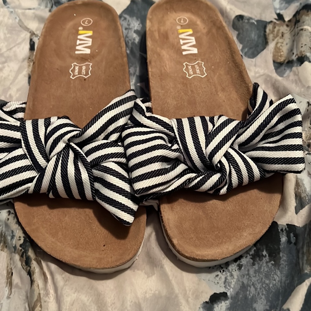 IVIVI women’s size 7 navy/white sandals. Never worn - Picture 4 of 5